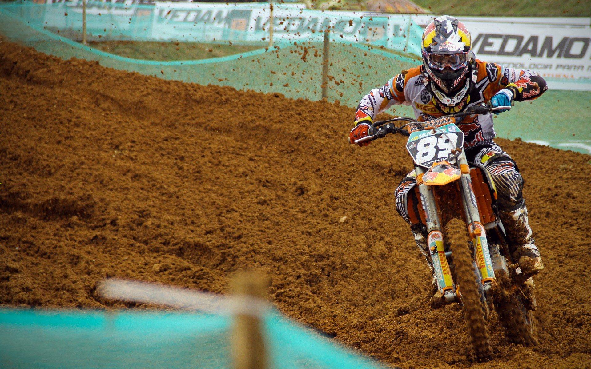 综合格斗巨星卫冕战引爆全球，五回合激战展现巅峰对决