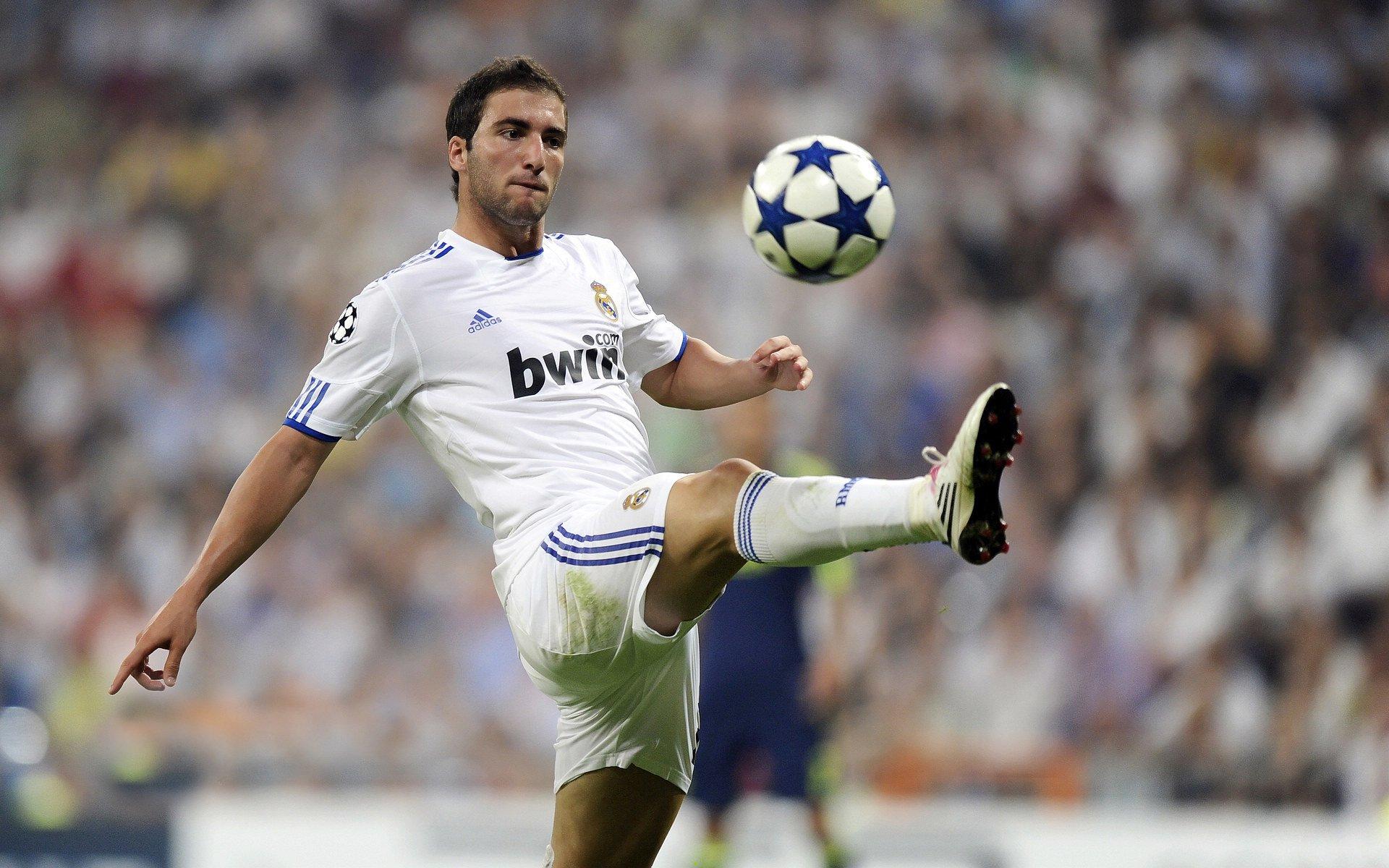 皇家马德里主场力克巴塞罗那，西甲争冠悬念再起