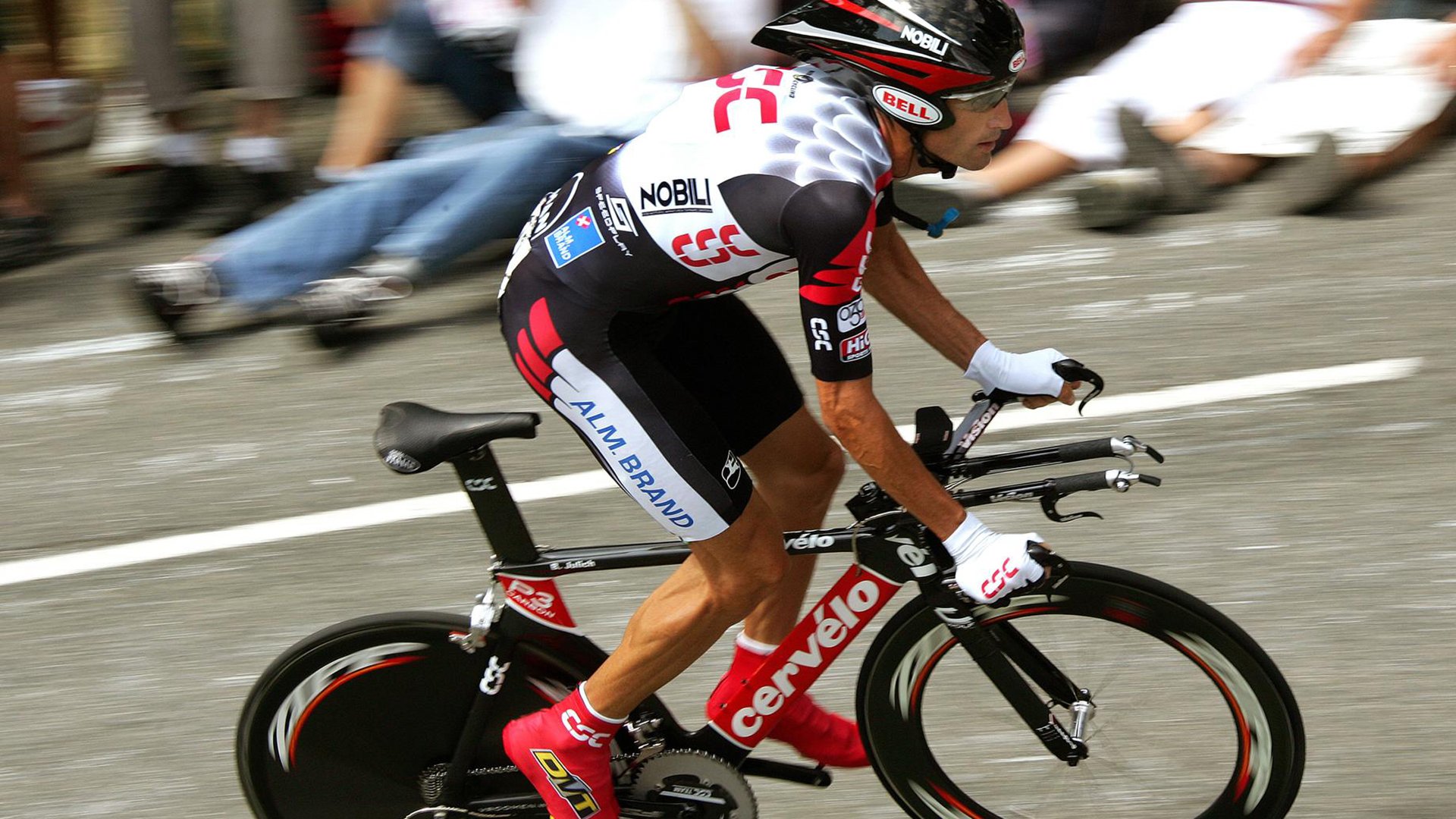 西甲联赛激战正酣，皇马与巴萨上演巅峰对决