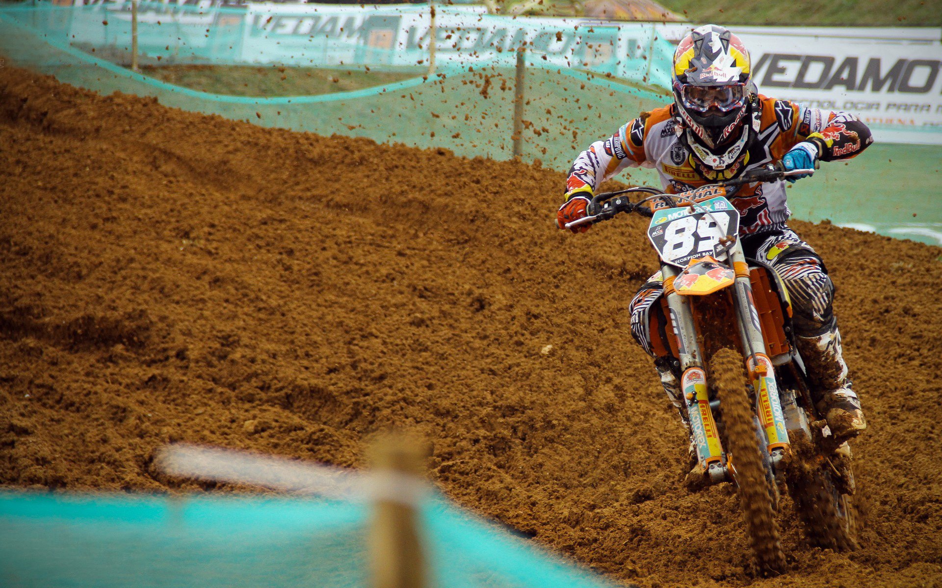 冰球联赛激战正酣，新秀崛起与老将传奇交织的赛季