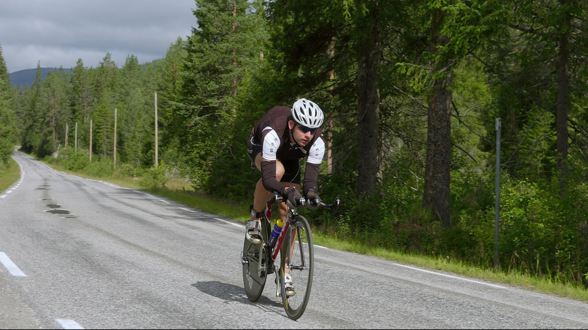 冰球联赛激战正酣，新秀崛起与老将传奇交织的赛季